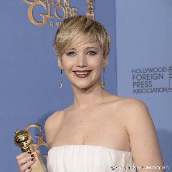 Jennifer Lawrence recebeu seu pr?mio de Melhor Atriz Coadjuvante no Golden Globe Awards 2014 com unhas e l?bios pintados de vinho